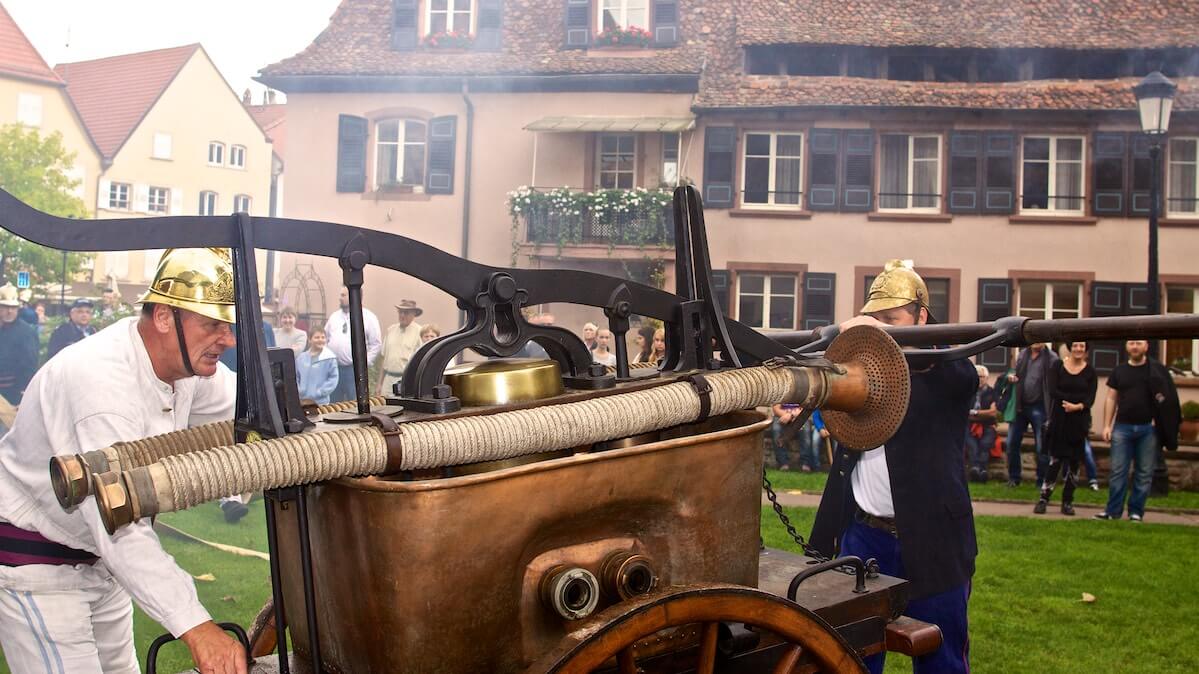 Ein Einsatz mit Handpumpe nachgestellt aus dem Jahre 1910